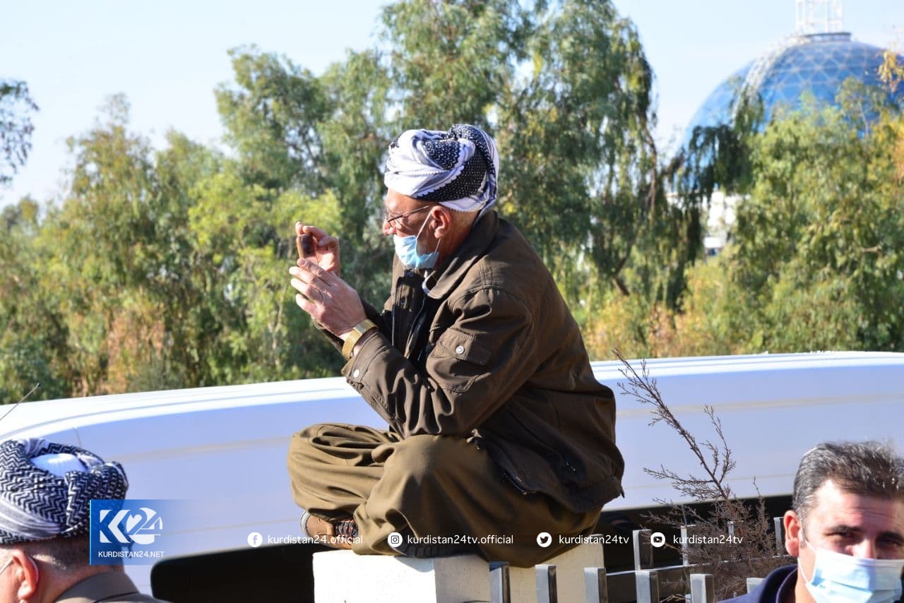 بەوێنە... هەزاران هاووڵاتی لە چاوەڕوانیی تەرمی فرسەت سۆفیدان 